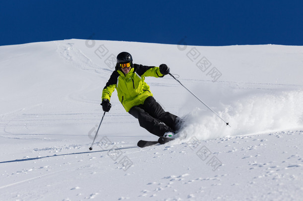 高山滑雪运动员的滑雪滑雪