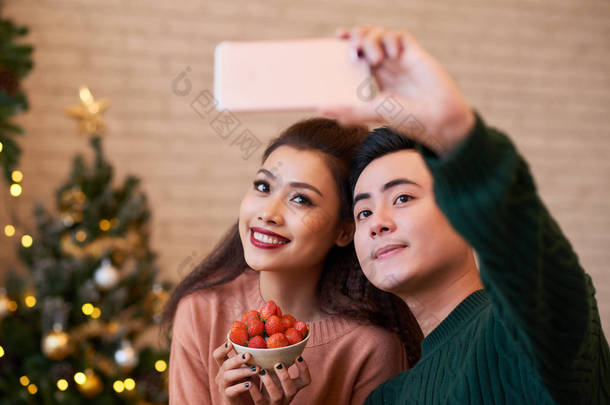 亚洲, 年轻的情侣摆着一杯草莓自拍