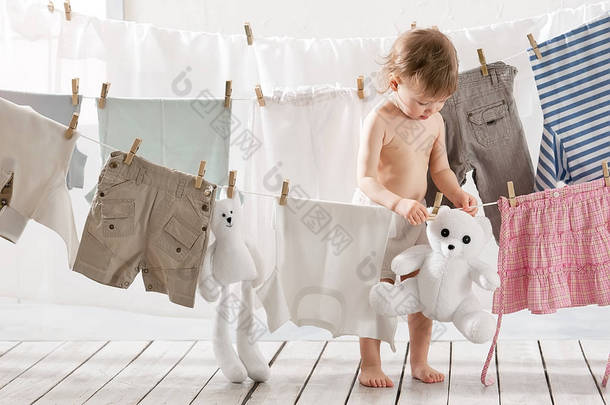 小女孩挂洗衣或玩具在洗衣