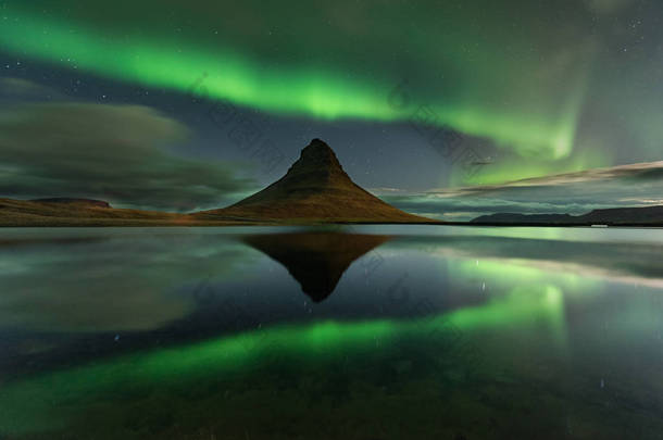 北极光在山 Kirkjufell 冰岛。令人惊叹的景观与绿色的北极极光带。Snaefellnes, 冰岛