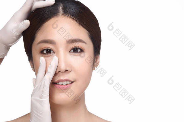 医生注射肉毒杆菌素给亚洲女人美容脸，希望成为最漂亮的女孩，并避免整容的医疗整形手术，肖像笑与近脸，孤立的白色背景