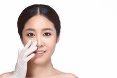 医生注射肉毒杆菌素给亚洲女人美容脸，希望成为最漂亮的女孩，并避免整容的医疗整形手术，肖像笑与近脸，孤立的白色背景