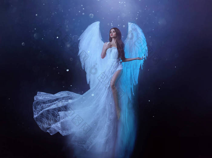 幻想中的女天使带着白色的大鸟翅膀在空中翱图片-包图网企业站