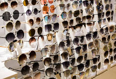 在街道上展示现代五颜六色的太阳镜出售.