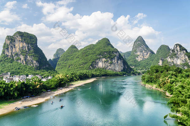 美丽的漓江 (漓江), 与蔚蓝的水之间的奇异喀斯特山脉在桂林阳朔县。风景秀丽的绿色<strong>山丘</strong>上的蓝天背景。美丽的夏天风景