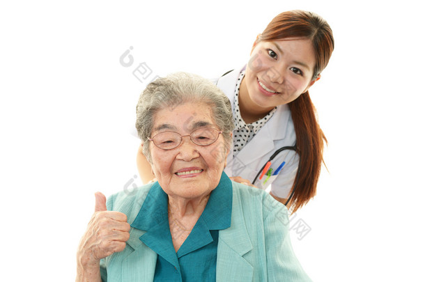 老女人微笑着亚洲医务人员