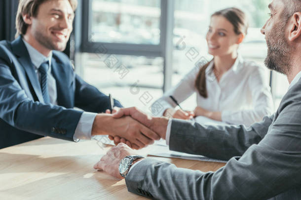 商务人员在现代办公室开会时握手