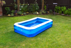 英国花园里的一个充气游泳池