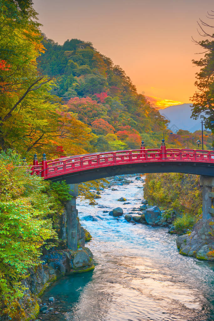 日航，日本在新京大和河大桥 》.