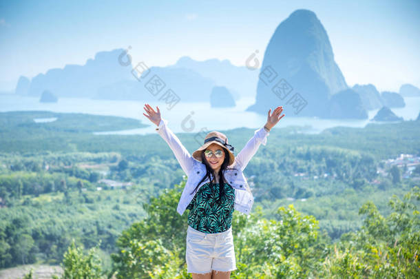 欢呼的女徒步旅行者张开双臂在攀牙湾从萨梅德南切，泰国