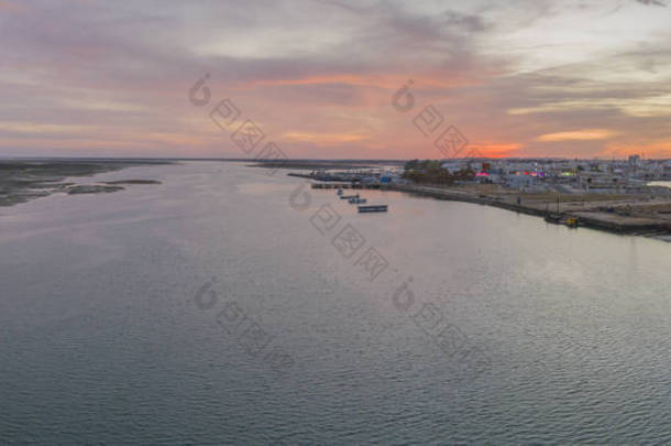 Olhao 造船厂，到河口福尔摩沙自然公园和 Armona 岛海滨日落空中全景海景视图.