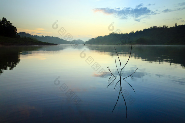 日出在马来西亚婆罗洲沙巴，湖的思考