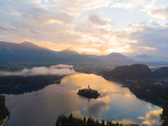 斯洛文尼亚布莱德-空中全景的天空景观布莱德布莱伊斯科湖Jezero从高空与朝圣教堂的圣母升天，布莱德城堡和朱利安阿尔卑斯山背景在夏天