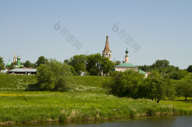 东正教教会和钟楼的苏兹达尔镇的视图