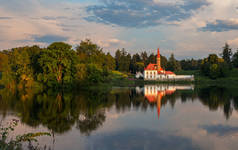 夏季傍晚的风景带湖泊和宫殿。加特金