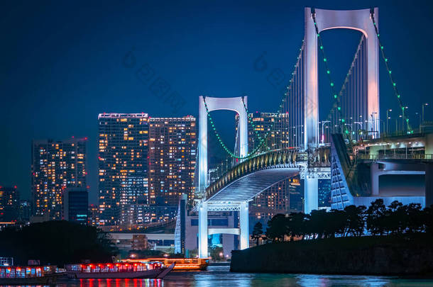 日本。晚上在东京。在东京湾的愉快船。彩虹桥映衬着漆黑的天空.傍晚时分，奥代巴岛。对日本首都的向往。东京指南.