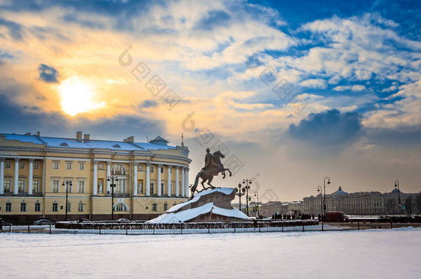 俄罗斯。圣彼得堡彼得的纪念碑第一。彼得斯堡在冬天。圣彼得堡市的博物馆。圣彼得堡全景.