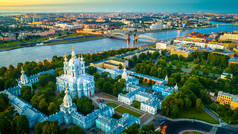 斯莫尔尼大教堂，欣赏博尔舍克赫廷斯基桥的景色。涅瓦河的圣彼得堡景色.