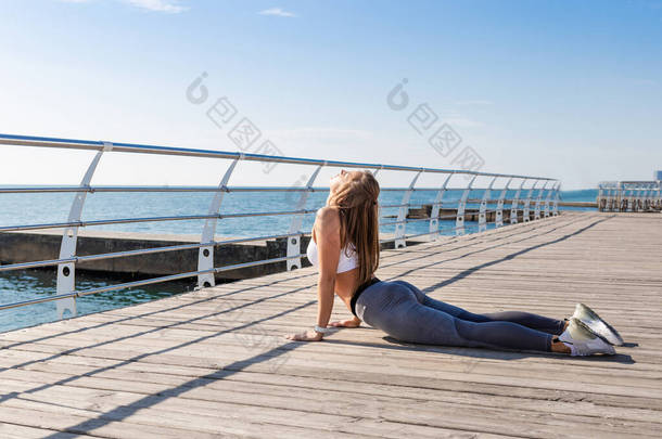 年轻女子做<strong>瑜伽</strong>练习.