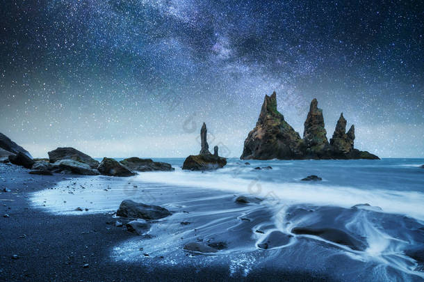 摇滚的脚步声。 雷诺斯朗格<strong>悬崖</strong>。 黑色沙滩。 冰岛。 美丽的星空和银河般的道路.