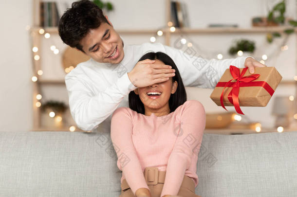 丈夫送给妻子的圣诞礼物，掩藏着她的眼睛