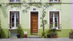 美丽的绿色房子的门面艺术图画, 街 Cremieux 街在巴黎