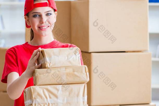 那位在包裹配送中心工作的年轻妇女