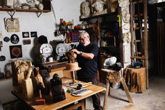 雕塑家在他的工作室里从事雕塑品的高级雕塑家