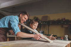木工工作中的父母和孩子