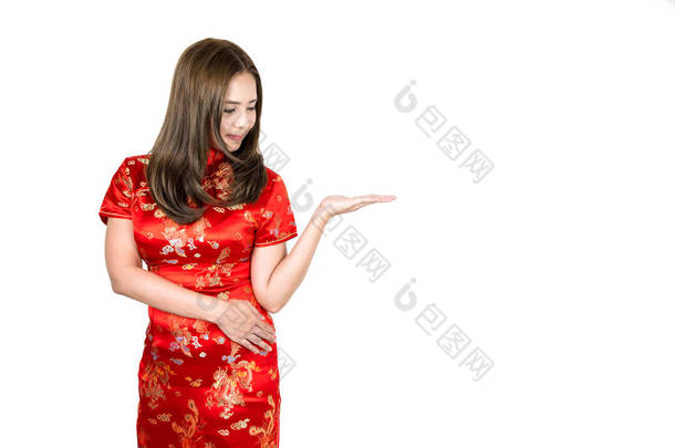 美丽的亚洲妇女穿着旗袍在空的张开的手展示某事, 给, 举行, 看手和微笑在愉快的中国新年<strong>喜庆</strong>和庆祝, 被隔绝在白色背景上.