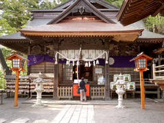 日本麻原寺的祭拜者敲响了警钟