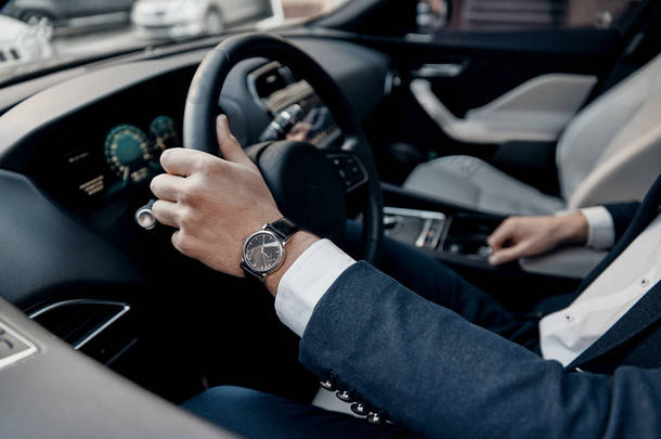 人在正式穿戴的部份看法在驾驶豪华汽车时手在方向盘