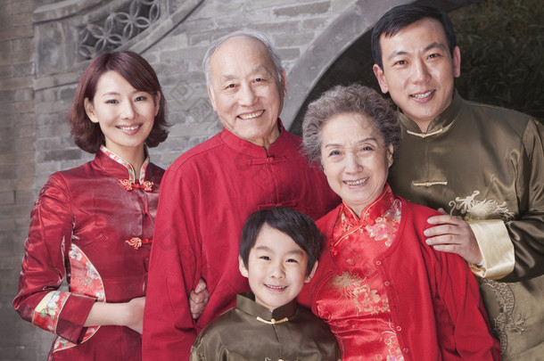多代家庭肖像由传统的中国建筑