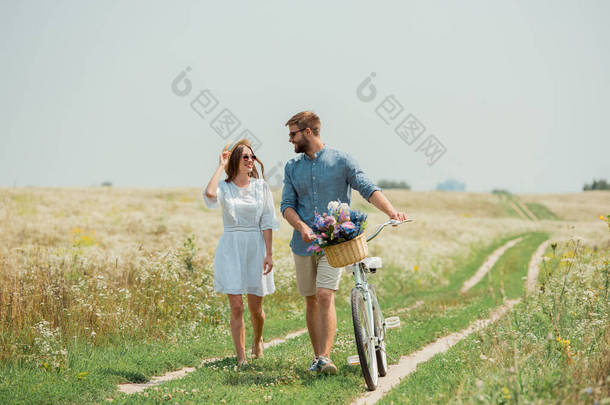 带野花的夏日复古自行车太阳镜微笑情侣