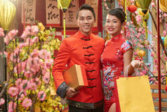 男人和女人在传统的中国服饰