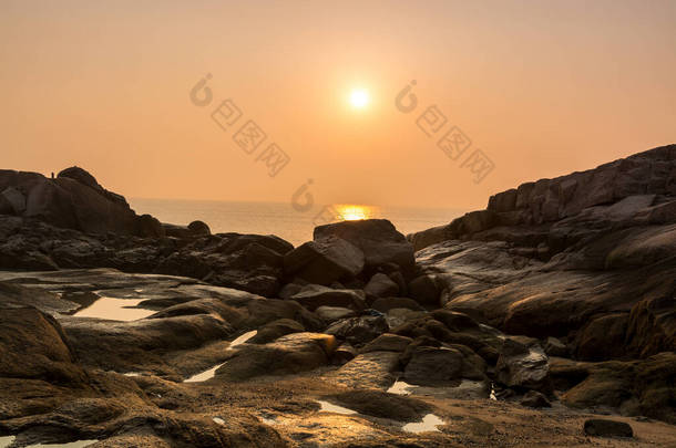 <strong>早晨</strong>日出时分，在中国浙江省舟山市东南的一个小岛- -普陀山海滨的海石之上，观音菩萨的菩萨 