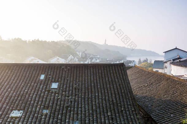浙江省舟山普陀山中国传统住宅的房顶成堆.它是中国佛教的一个名胜，也是观音菩萨的菩萨