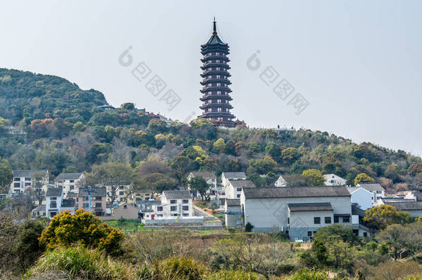 舟山群岛普陀山塔背景下的中国传统宾馆和村庄，是中国著名的菩萨阿瓦洛基特斯瓦拉（观音）塔<strong>遗址</strong>)