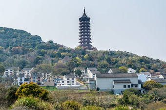 舟山群岛普陀山塔背景下的中国传统宾馆和村庄，是中国著名的菩萨阿瓦洛基特斯瓦拉（观音）塔遗址)图片