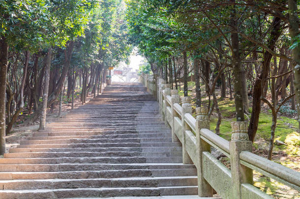 位于浙江省舟山普陀山东南莲花海的罗家山门石阶，是观音菩萨修行的地方