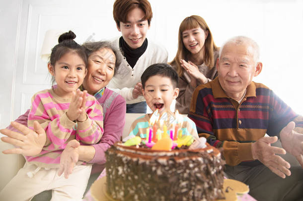 快乐的亚洲家庭庆祝孩子的<strong>生日</strong>