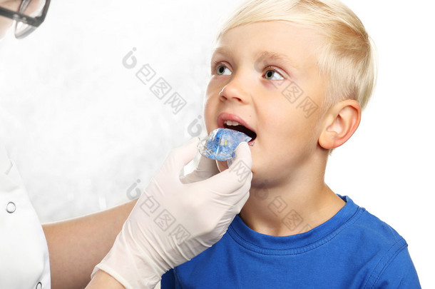 正畸<strong>治疗</strong>儿童，学龄前戴着牙套