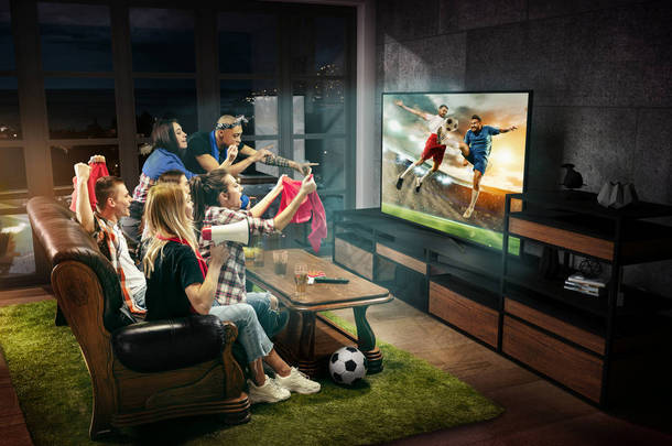 朋友们一起看电视、看足球比赛、一起运动