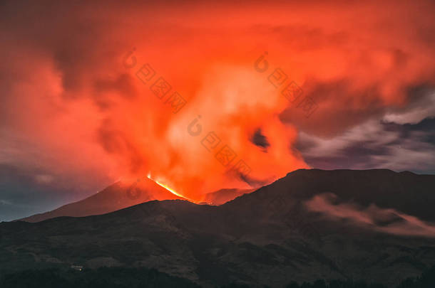 令人难以置信的埃特纳<strong>火山</strong>爆发和火热的天空，欧洲最高的活<strong>火山</strong>