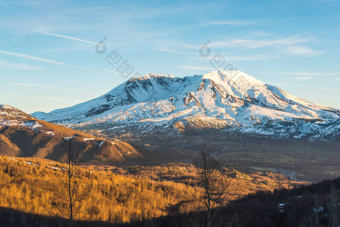 美国华盛顿州圣海伦山国家火山纪念馆冬季落日的雪景.