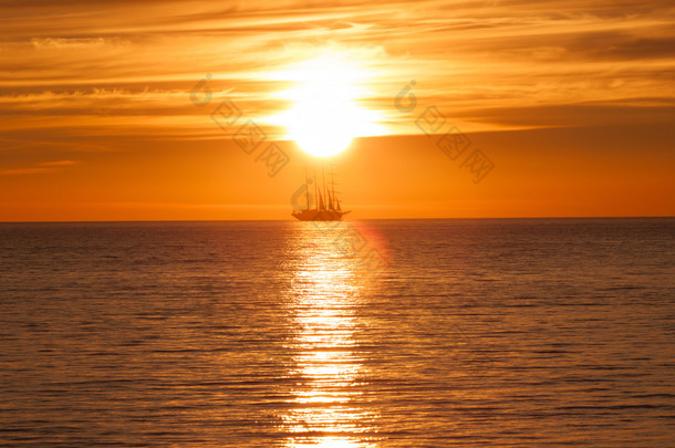 在大海和<strong>太阳</strong>帆船舶剪影