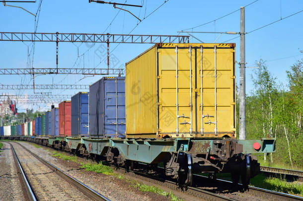 集装箱运输用铁路货运火车。在火车上的联运集装箱。铁路货运物流概念.从希纳进口-出口货物.全球经济衰退中的经济.
