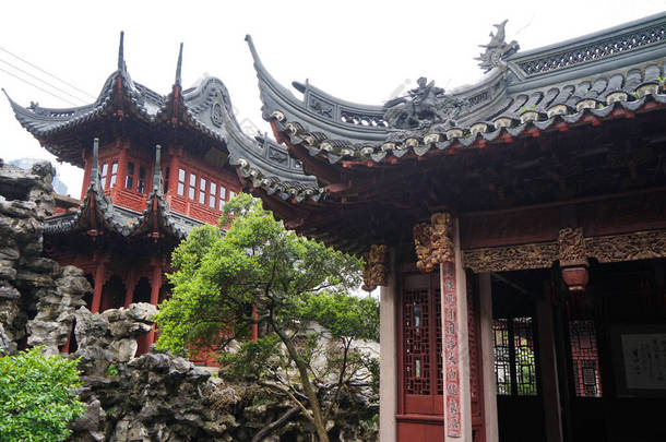 余园或余元花园位于中国上海市旧城东北部的城市<strong>神殿</strong>旁边的广阔的中国花园