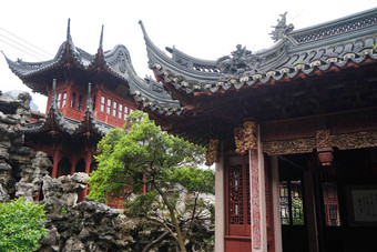 余园或余元花园位于中国上海市旧城东北部的城市神殿旁边的广阔的中国花园图片