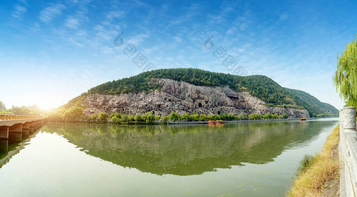 中国河南洛阳龙门石窟全景.